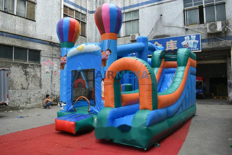 Combo inflable temática de globos con resbaladilla instalado en fiesta infantil