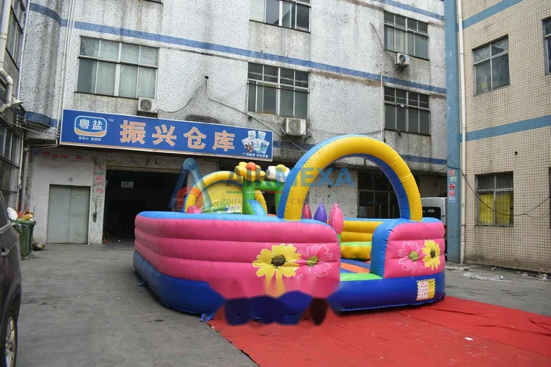 Combo inflable temática floral de baja altura con resbaladilla y diseño abierto