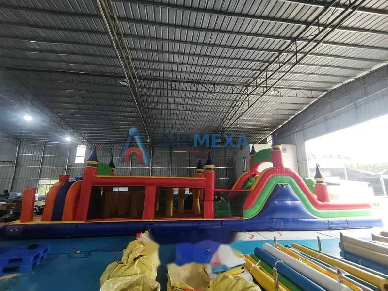 Pista de obstáculos inflable para adultos de 16 metros en un evento corporativo