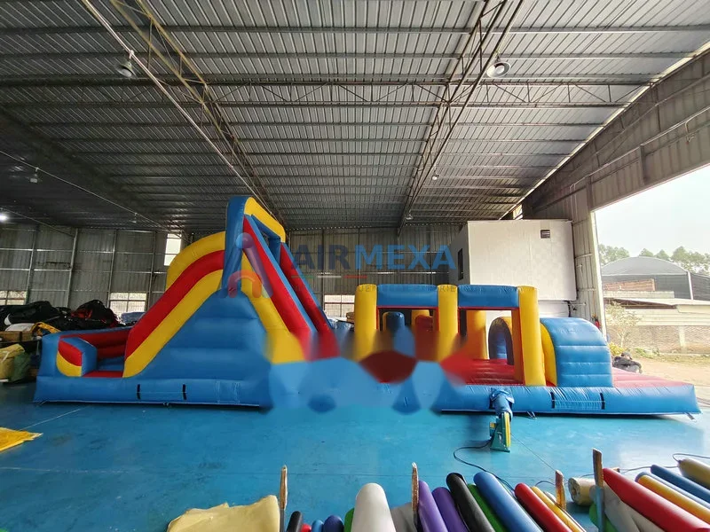 Pista de obstáculos inflable de 12 metros instalada al aire libre en evento
