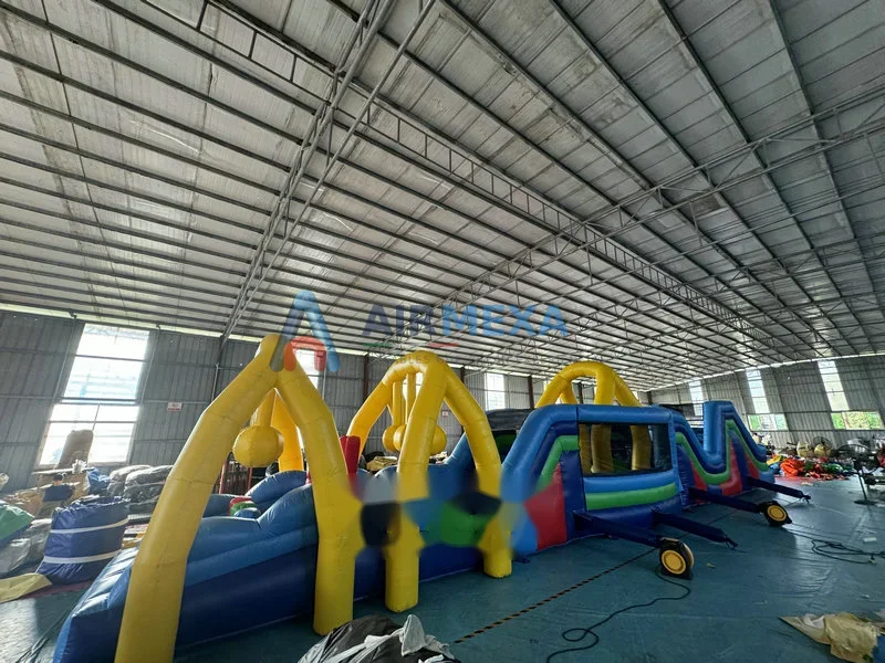 Pista de obstáculos inflable de 18 metros para adultos en evento al aire libre
