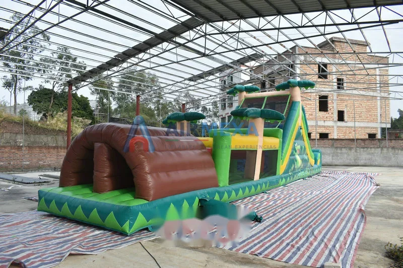 Pista de obstáculos inflable de 15 metros instalada en evento al aire libre