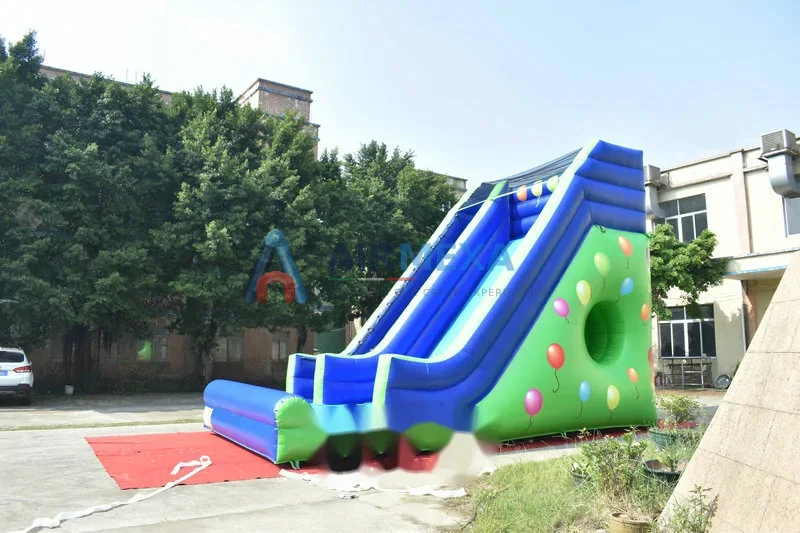 Resbaladilla inflable Balloon Slide con temática de globos de colores instalada al aire libre