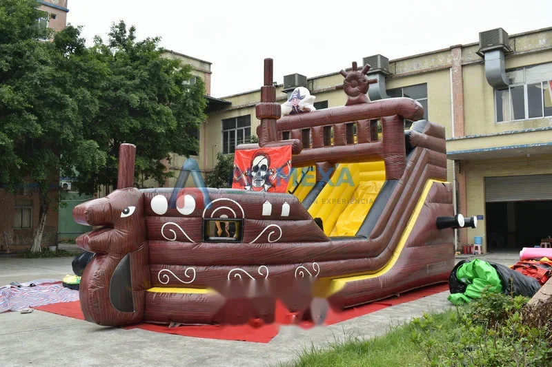 Resbaladilla inflable temática de barco pirata instalada en un evento al aire libre