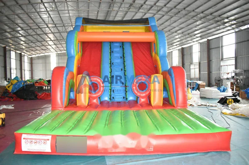 Resbaladilla inflable comercial con obstáculos y caída final en un evento