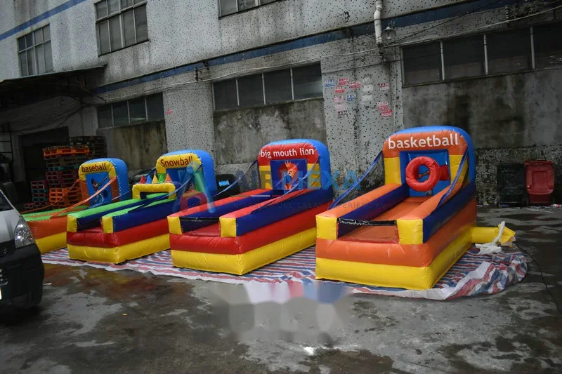 Juego inflable deportivo compacto instalado en espacio reducido para evento