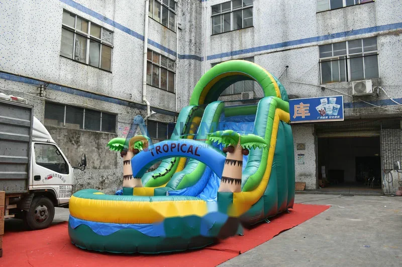 Resbaladilla acuática inflable con temática tropical instalada junto a alberca