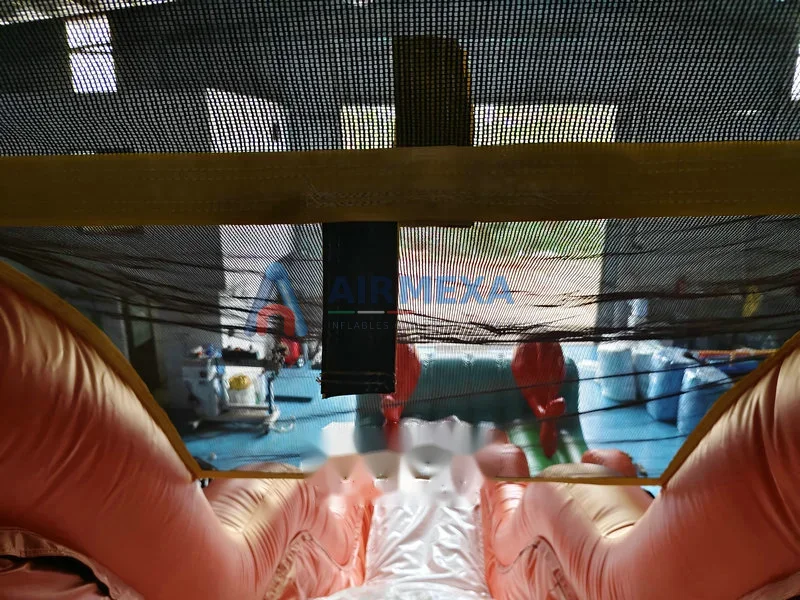 Resbaladilla acuática inflable Big Kahuna de 10 metros instalada en balneario