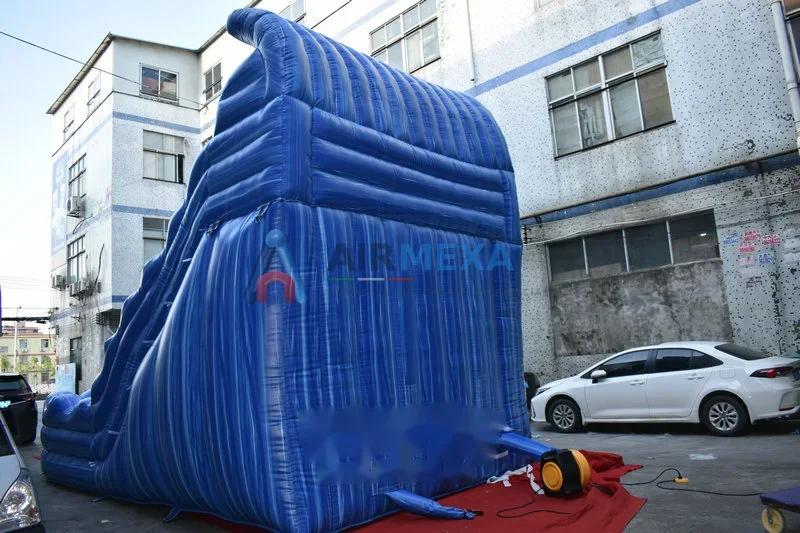 Resbaladilla acuática inflable Monster Wave de 18 pies en balneario comercial