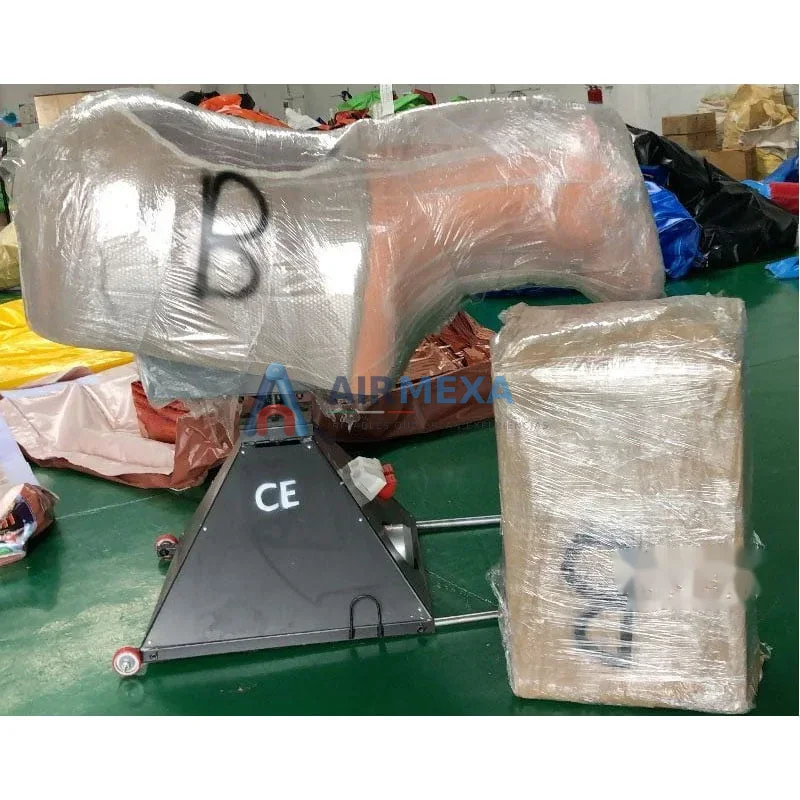 Toro mecánico inflable con colchón de caída acolchado en evento comercial