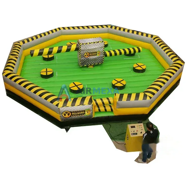 Juego inflable Toxic Meltdown de 6 jugadores con brazo giratorio en operación