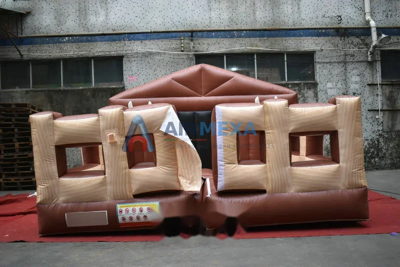 Toro mecánico con base inflable acolchonada en evento comercial