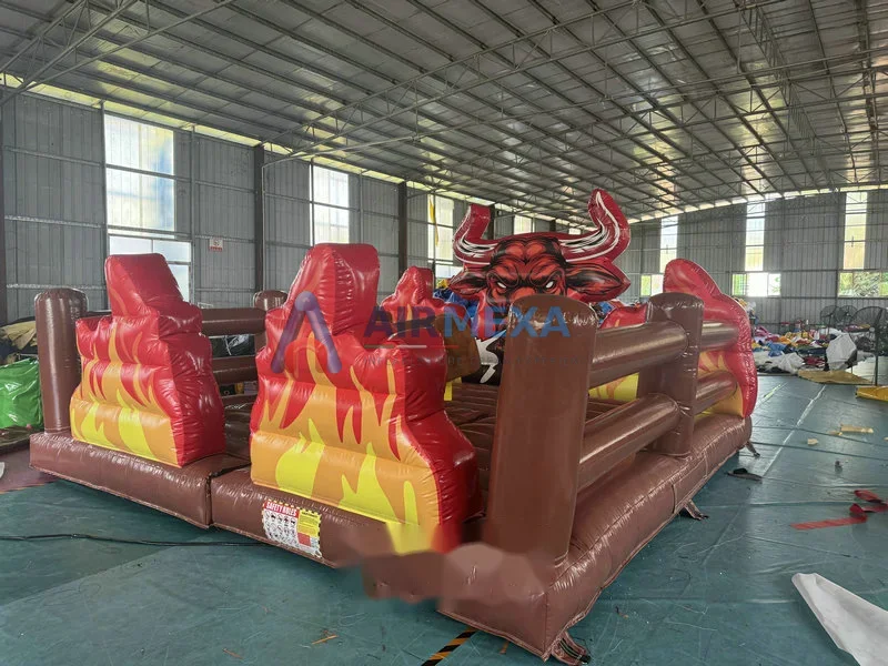 Toro mecánico de rodeo sobre base inflable acolchonada de seguridad