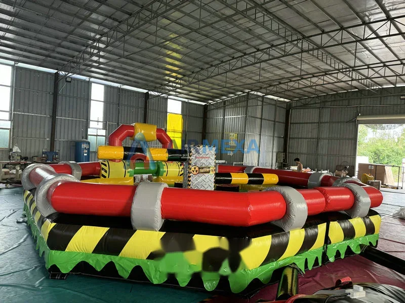 Cubeta volcadora inflable Big Splash mojando niños en área de juegos acuáticos