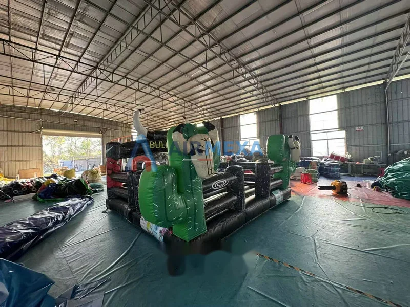 Toro mecánico de lujo sobre colchón inflable acolchonado en evento