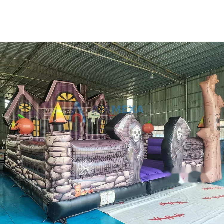 Tapete inflable con temática de Halloween instalado alrededor de calabaza mecánica