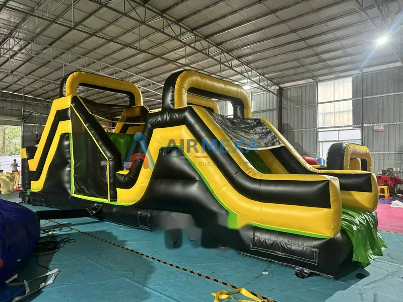 Pista de obstáculos inflable en U con temática de residuo tóxico en evento al aire libre