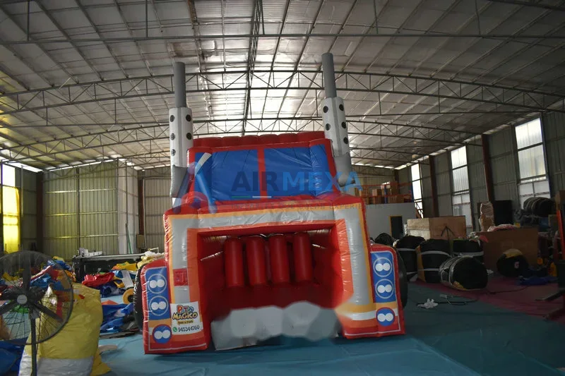 Pista de obstáculos inflable temática de camión de bomberos instalada al aire libre