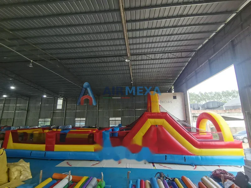 Pista de obstáculos inflable de 14 metros con resbaladilla instalada en evento