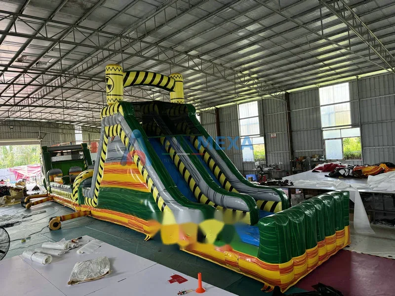 Pista de obstáculos inflable de 22 metros con dos sopladores instalada en evento