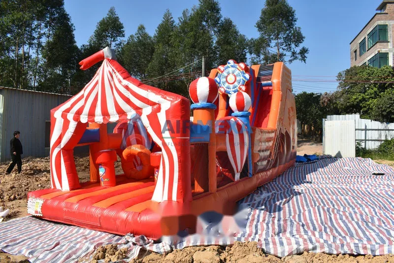 Pista de obstáculos inflable de 12 metros instalada en evento al aire libre