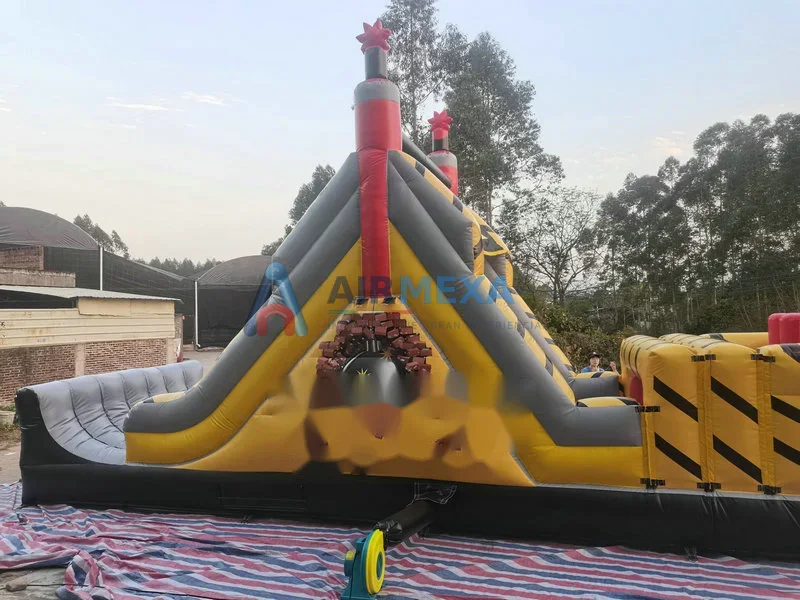 Pista de obstáculos inflable Demolition Zone de 14 metros en evento