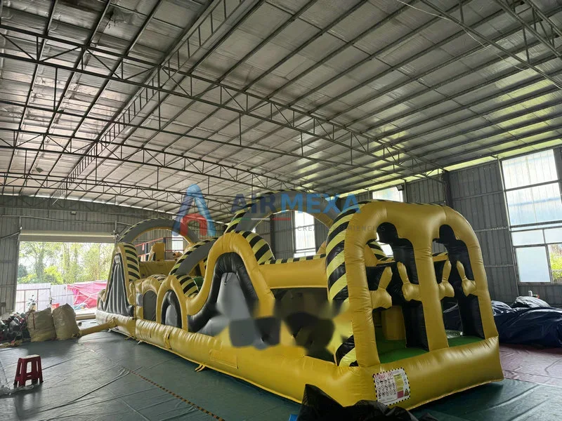 Pista de obstáculos inflable Atomic Rush de 15 metros con participantes compitiendo