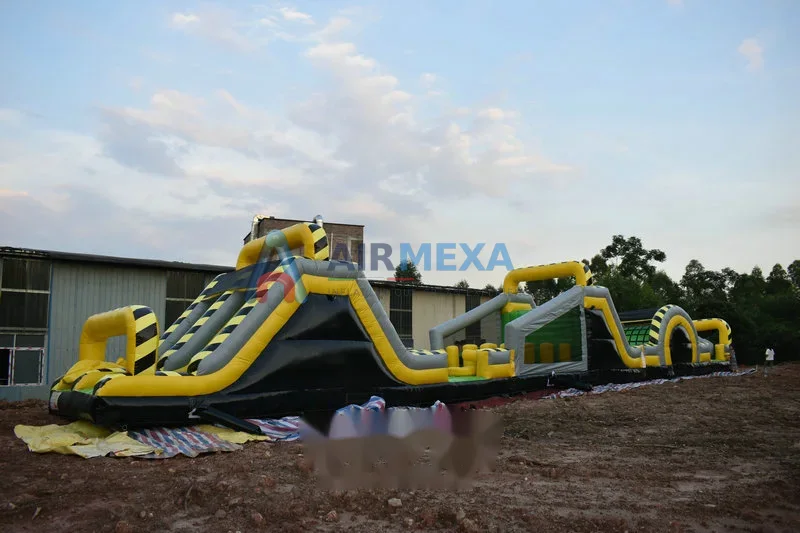 Pista de obstáculos inflable de 26 metros con múltiples retos y sopladores