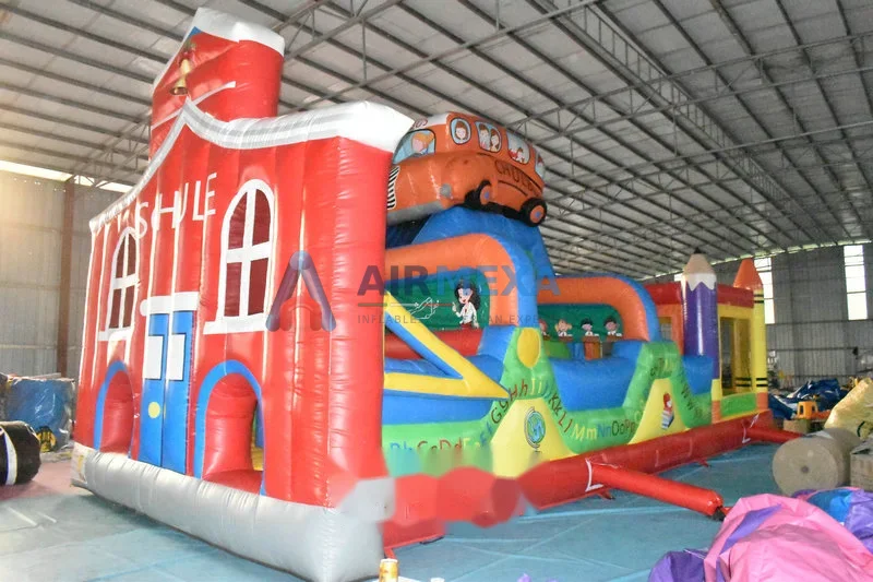 Pista de obstáculos inflable temática de camión escolar en evento al aire libre