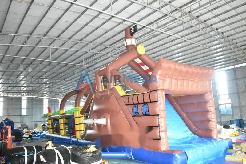 Pista de obstáculos inflable temática pirata de 17.3 metros instalada en evento