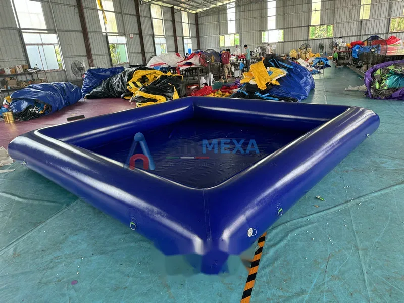 Flamingo inflable tipo bote flotando en alberca con niño sentado dentro