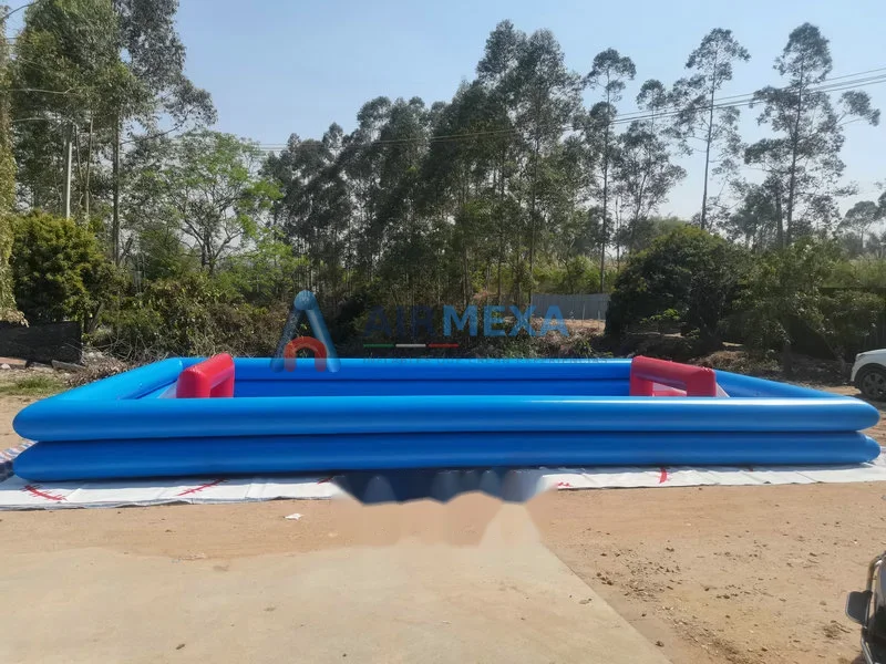 Alberca inflable con temática de cancha de fútbol instalada al aire libre