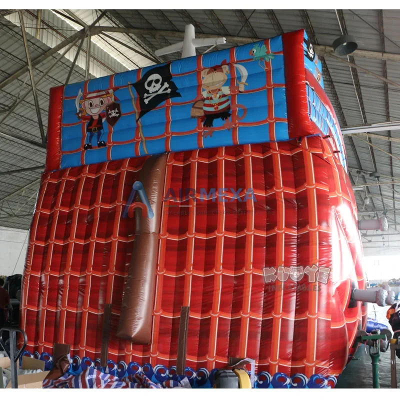 Resbaladilla inflable gigante con temática de barco pirata instalada al aire libre