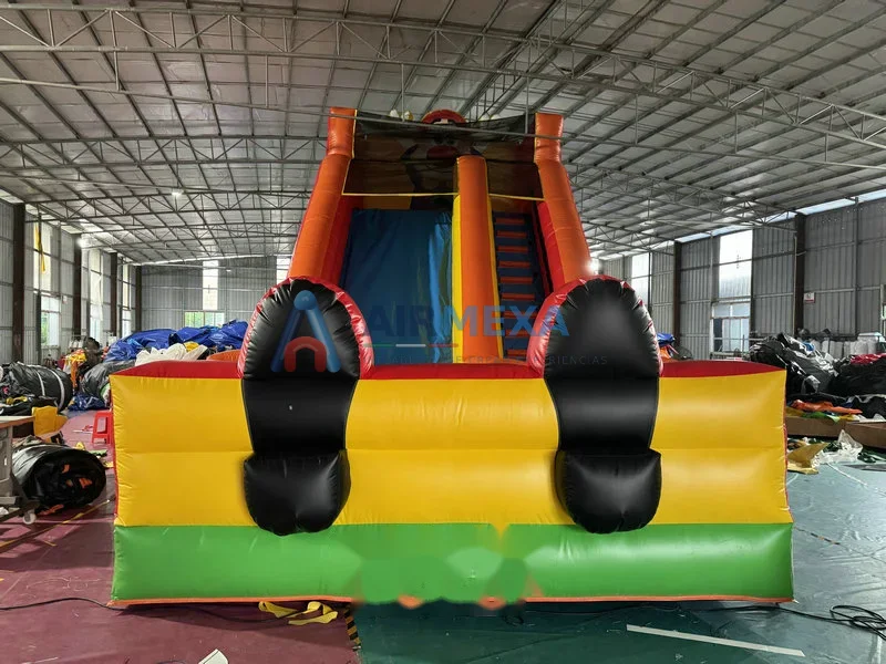 Resbaladilla inflable alta con temática de payaso instalada en evento