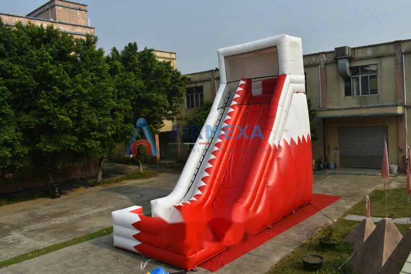 Resbaladilla inflable alta de 9 metros con diseño personalizado en evento