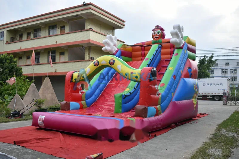 Resbaladilla inflable temática de payasito de 7 metros instalada en evento
