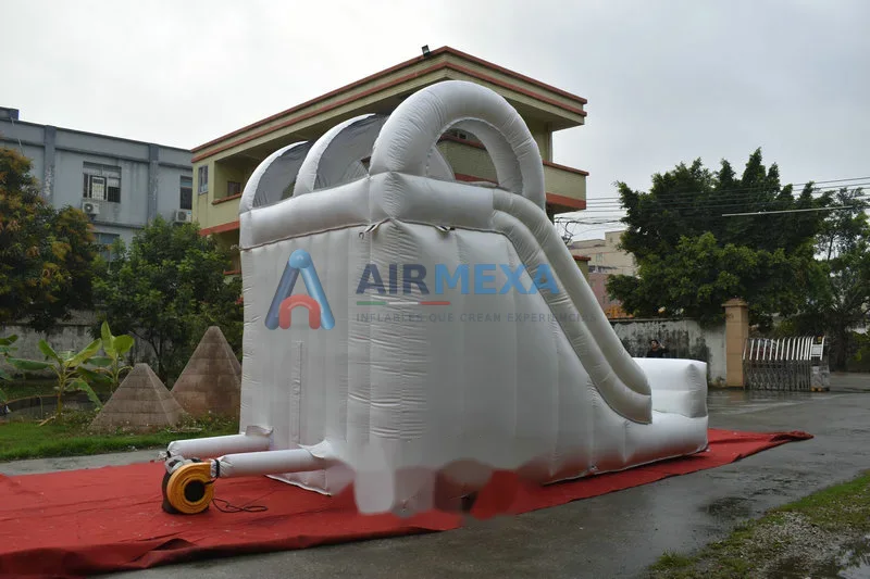 Resbaladilla inflable blanca instalada en el borde de una alberca comercial