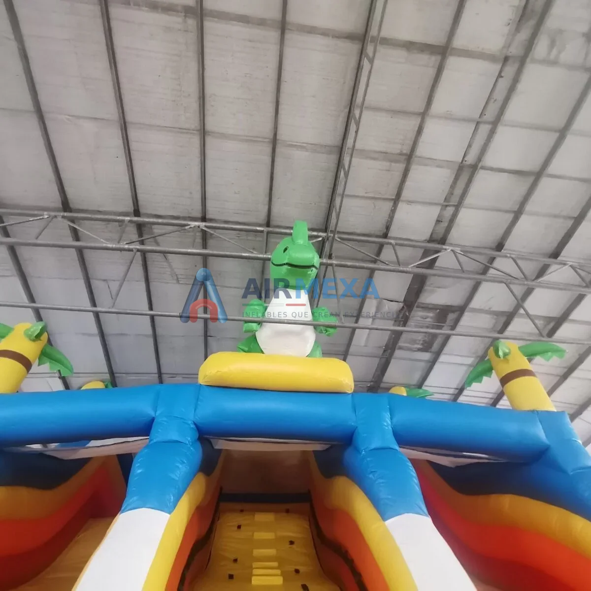 Resbaladilla inflable gigante temática de dragón instalada en parque de diversiones