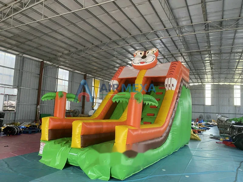 Resbaladilla inflable con temática de selva y tigre instalada en evento al aire libre