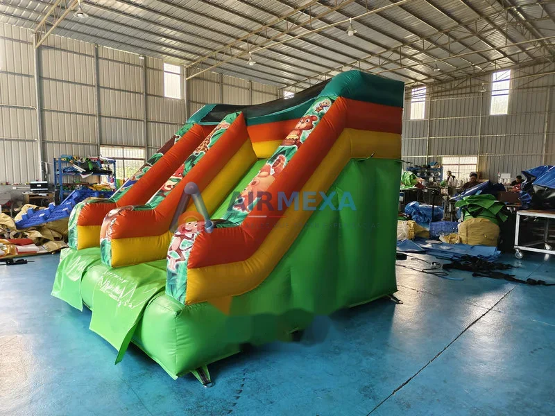 Resbaladilla inflable compacta con temática de selva instalada en espacio reducido