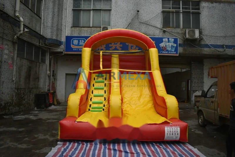 Resbaladilla inflable temática de circo con figura de payaso en la torre de acceso