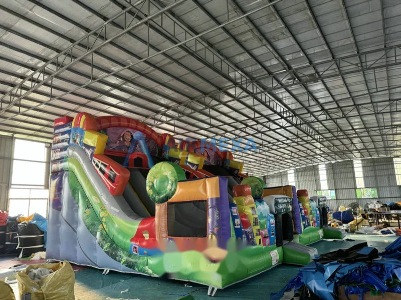 Resbaladilla inflable de tres carriles color vivo instalada en evento al aire libre