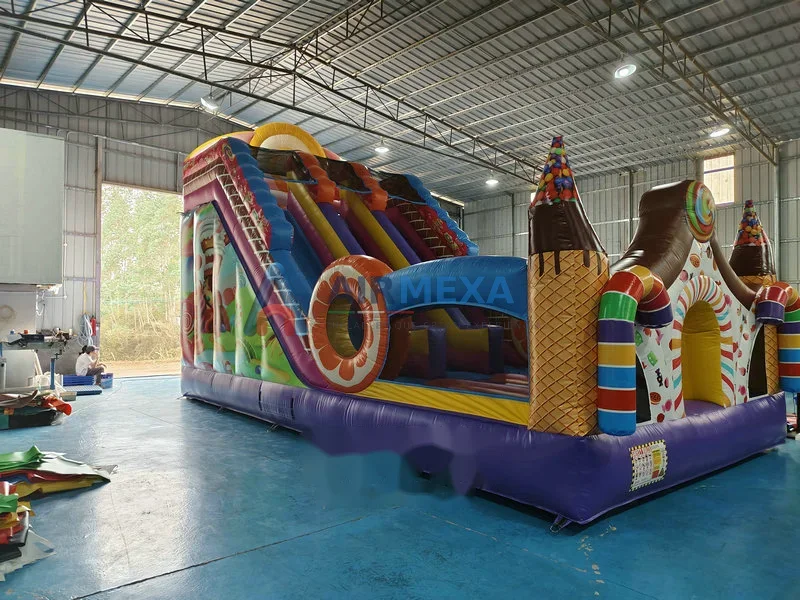 Resbaladilla inflable doble carril con temática de dulces en evento al aire libre