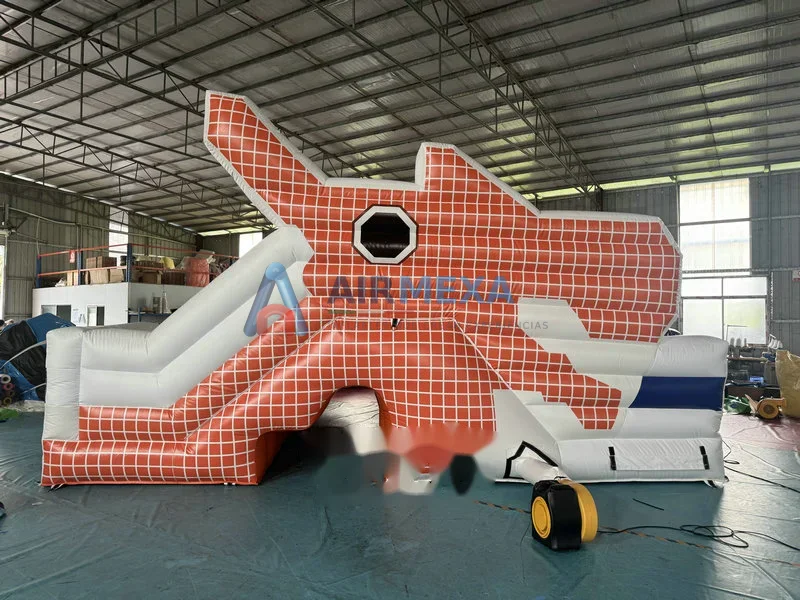 Resbaladilla inflable comercial con temática de dragón instalada en evento