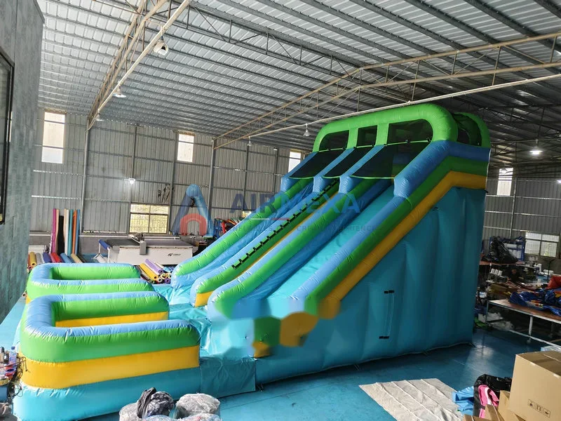 Resbaladilla acuática inflable de doble carril instalada junto a alberca