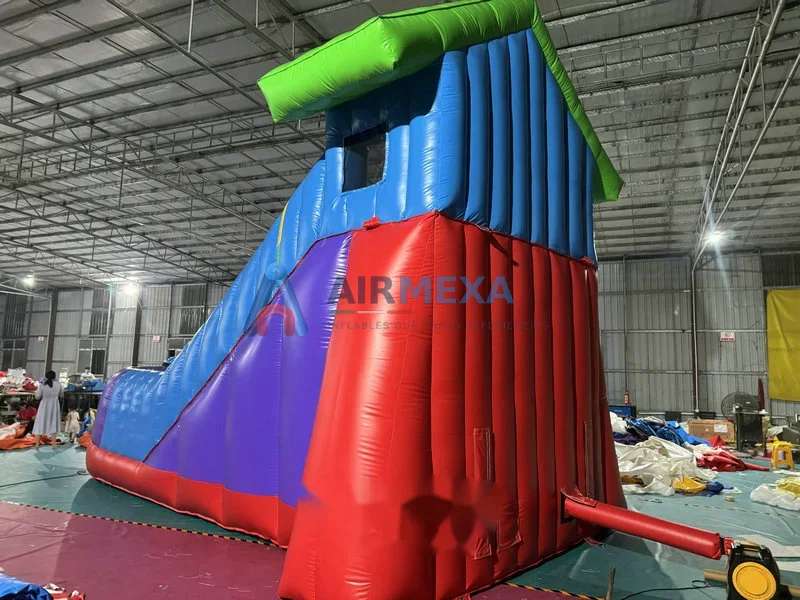 Resbaladilla inflable con forma de zapato gigante colorido instalada en un evento