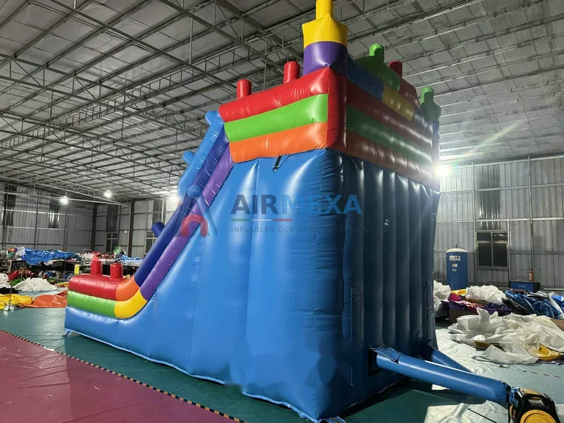 Resbaladilla inflable temática de bloques de construcción de colores en evento