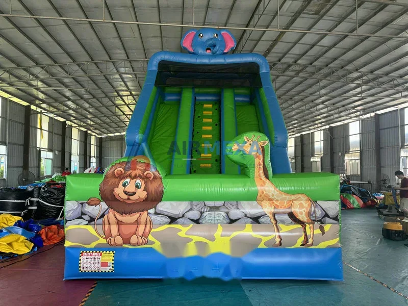Resbaladilla inflable doble carril con temática animal en evento al aire libre