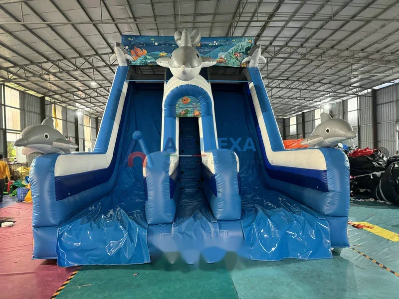 Resbaladilla inflable de doble carril con temática de delfín en evento comercial