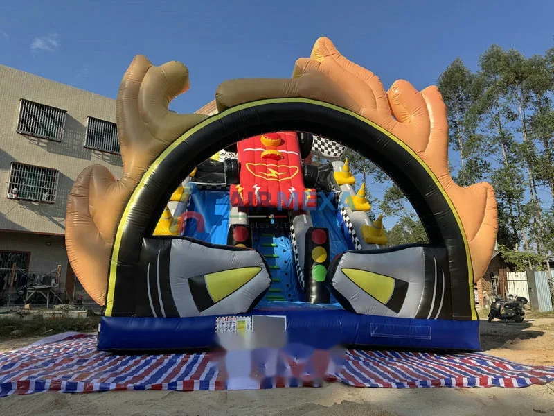 Resbaladilla inflable gigante temática de auto de carreras en evento al aire libre